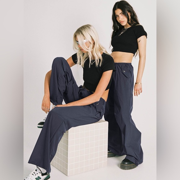 🖤 Princess Polly Black Parachute Pants Size 6 Adjustable Hem Utility in BLACK - Picture 2 of 15